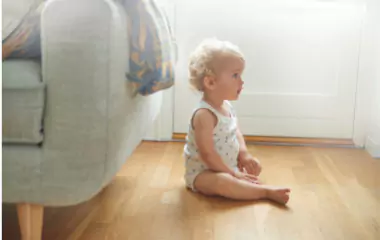 Bebé en el suelo calefactado