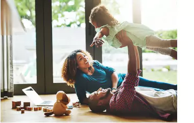 Familia jugando en suelo calefactado